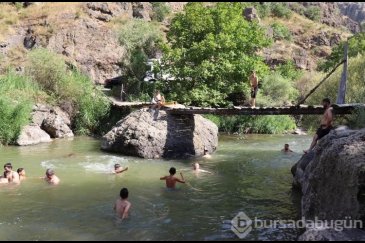 Sıcaktan bunalanlar Lehsor Çayı'nda serinliyor
