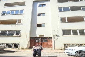 Kentsel dönüşüm nedeniyle yıkılacak binada b...