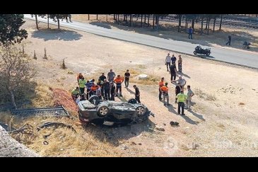 Gaziantep'te şarampole devrilen otomobilin s...