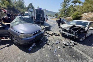 iki otomobilin çarpıştığı feci kazada 8 yaralı