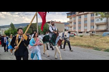 Körüklü çizme giyen damat, üç etekli gelinin...