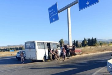  işçi minibüsü ile hafif ticari araç çarpışt...