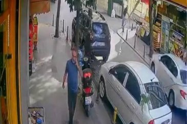 kaldırımdan yola atlayan çocuğa otomobil çarptı