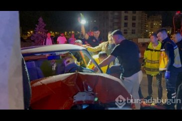 Aydınlatma direğine çarpan sürücü otomobilde...