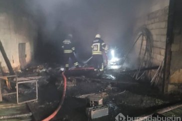 Kopan elektrik kablosu depoyu kül etti