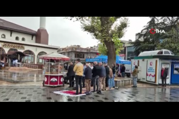 Sağanak altında cuma namazı kılındı