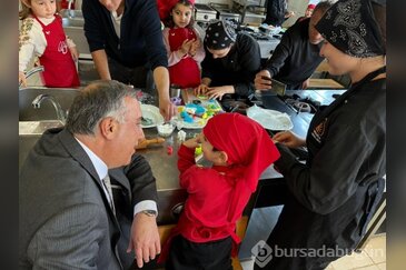 Minikler mutfağa girdi, renkli kurabiyeler o...