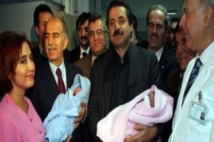 YILIN İLK BEBEKLERİNE BAKANDAN ALTIN