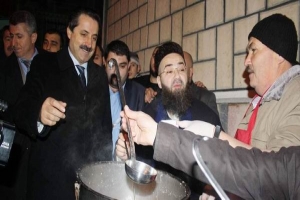 BAKAN &Ccedil;ELİK, C&Uuml;BBELİNİN SOHBETİNİ DİNLEDİ, BİRLİKTE AŞURE DAĞITTI
