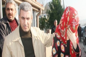 TUVALETTE D&Uuml;Ş&Uuml;K YAPTIĞI BEBEĞİNİ CAMDAN ATTI