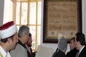 TARİHİ CAMİDEN &Ccedil;ALINAN KİTABE YERİNE ASILDI