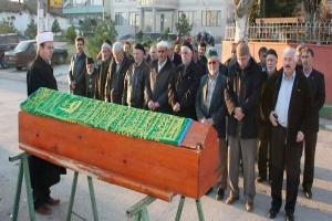 PENCEREDEN D&Uuml;ŞT&Uuml;, CAMİYE GİTTİ ZANNETTİLER