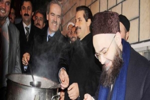 BAKAN VE BAŞKAN C&Uuml;BBELİ'NİN VAAZINI DİNLEYİP, AŞURE DAĞITTILAR