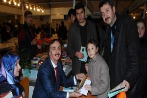 &Ouml;ZGEN KESKİN KİTAPLARINI İMZALADI