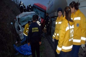DİREKSİYONU KİLİTLENEN TIR DEHŞETİ...3 &Ouml;L&Uuml;