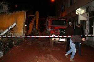 DOĞALGAZ VE SU BORUSU PATLADI MAHALLE AYAKLANDI