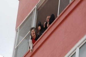 ANNE İLE KIZI YANGIN AYIRDI