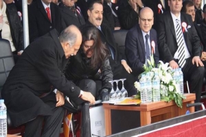 OKUL A&Ccedil;ILIŞINDA BAKANI ELEKTRİKLİ SOBA ISITTI