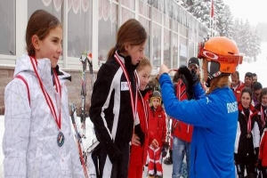 ULUDAĞ'DA KAYAK VE SNOWBOARD YARIŞLARI NEFES KESTİ