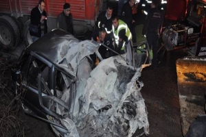 KAMYONUN ALTINA GİREN OTOMOBİLDE FACİA