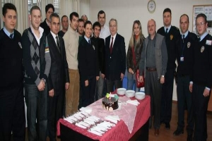 EMNİYET M&Uuml;D&Uuml;R&Uuml;'NDEN GAZETECİLERE PASTALI KUTLAMA