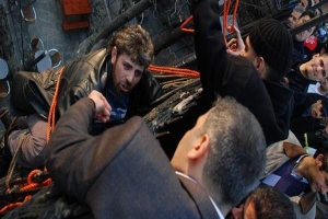 K&Ouml;FTECİYİ KURTARMAK İ&Ccedil;İN HALATLA K&Ouml;PR&Uuml;YE BAĞLADILAR