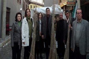 İPEKB&Ouml;CEĞİNİ YAŞATMAK İ&Ccedil;İN DUT FİDANI DESTEĞİ