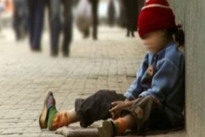 KENDİSİNİ ZORLA DİLENDİREN ANNESİNİ ŞİKAYET ETTİ
