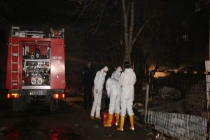 KARTON TOPLAYAN ADAM ISINMAK İSTERKEN YANARAK &Ouml;LD&Uuml;
