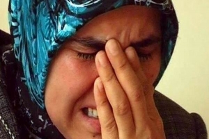 EŞİNİ KAZADA KAYBEDEN 2 &Ccedil;OCUK ANNESİNİN G&Ouml;ZYAŞLARI