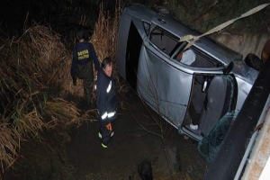 ALKOLL&Uuml; S&Uuml;R&Uuml;C&Uuml; DEREYE U&Ccedil;TU, ARKADAŞI KURTARILAMADI