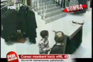 CANSIZ MANKENİ TACİZ EDEN YARAMAZ