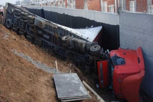 CAM Y&Uuml;KL&Uuml; TIR U&Ccedil;TU