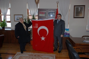 BAYRAK ANA YOLLARDA