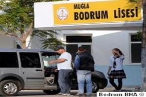 LİSELİ KIZLAR SA&Ccedil; SA&Ccedil;A B&Ouml;YLE KAVGA ETTİ
