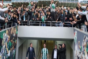 KENNY MİLLER'E KARNAVAL HAVASINDA İMZA T&Ouml;RENİ