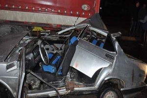 TIRIN ALTINA GİREN OTOMOBİLDEN SAĞ &Ccedil;IKTILAR
