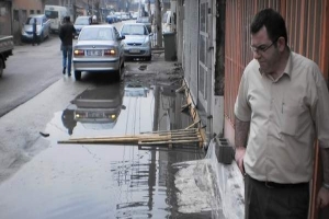 KANALİZASYON TIKANDI, İŞYERLERİ SULAR ALTINDA KALDI