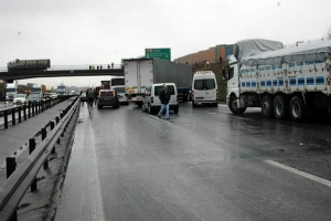 OTOBANDAKİ KAZAYA YAĞ YAĞMURU SEBEP OLMUŞ