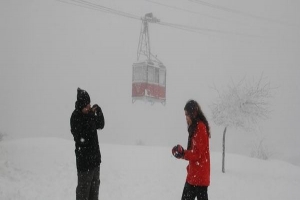 TELEFERİK HATTINDA ARIZA YAŞANDI, ULUDAĞ'A &Ccedil;IKAMADILAR