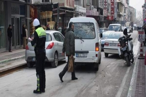CUMHURİYET CADDESİ'NE GİREN S&Uuml;R&Uuml;C&Uuml;LERE CEZA S&Uuml;PRİZİ