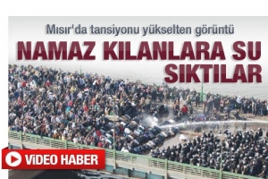 MISIR'DA NAMAZ KILAN G&Ouml;STERİCİLERE TAZYİKLİ SU