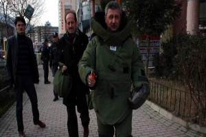 AK PARTİ &Ouml;N&Uuml;NE BIRAKILAN PAKETTEN ŞARAP ŞİŞESİ &Ccedil;IKTI