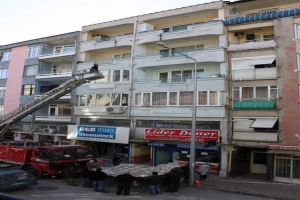 EŞYALARI YOLDAN GE&Ccedil;ENLERE ATTI, İNTİHARA KALKIŞTI