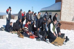 ULUDAĞ'DA KAR &Uuml;ST&Uuml;NDE CUMA NAMAZI