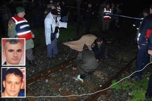 MİNİB&Uuml;S TRENİN ALTINA GİRDİ: 5 &Ouml;L&Uuml;