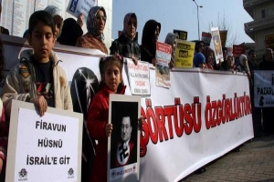 BAŞ&Ouml;RT&Uuml;S&Uuml;NE &Ouml;ZG&Uuml;RL&Uuml;K EYLEMİNDE M&Uuml;BAREK'E PROTESTO