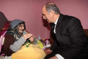VALİDEN YAŞLILARA VEFA