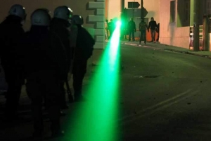 G&Ouml;STERİCİLER POLİSE LAZER TUTTU