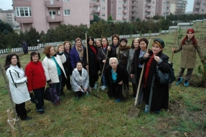 NİL&Uuml;FER KADIN MECLİSİ'NDEN 120 FİDAN